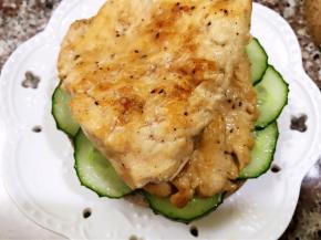 放上煎好的鸡胸