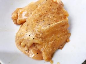 抓匀后盖上保鲜膜放入冰箱冷藏腌制3个小时