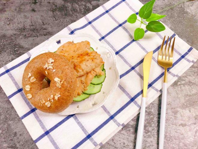 黑椒鸡胸贝果三明治