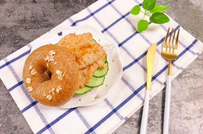 黑椒鸡胸贝果三明治