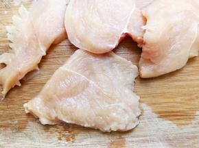 鸡胸肉从中间切开后改刀成2片