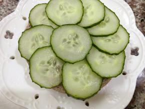 黄瓜片摆在贝果上