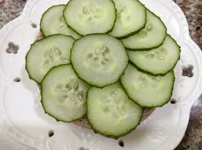 黄瓜片摆在贝果上