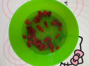 干枸杞用水洗洗就可以，不用泡。