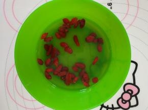 枸杞用水清洗一下即可，不用泡。