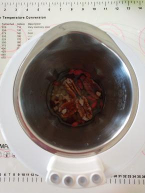 所有材料放入豆浆机，加水到最高刻度