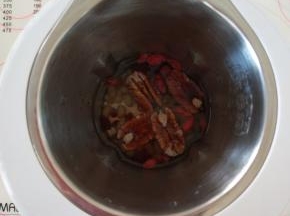 所有材料放入豆浆机中，加水到最高刻度那里。