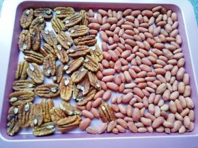 碧根果和花生仁送入预热好的烤箱，上下管150度烤8分钟左右。