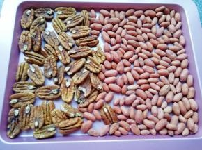 碧根果和花生仁送入预热好的烤箱，上下管150度烤8分钟左右。