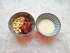 烤熟的花生仁去皮，准备好花生仁和碧根果各30g，大米60g。