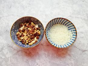 碧根果和花生仁掰碎，大米淘洗干净。