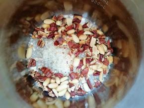 将淘好的大米、碧根果和花生仁一起放入豆浆机，加入纯净水。