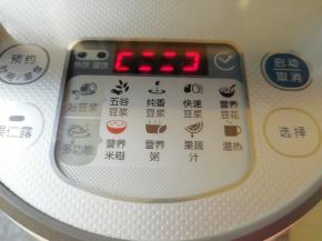 选择豆浆机的“营养米糊”功能，按“启动”键。