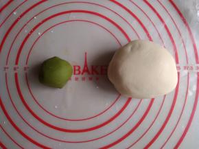 再倒在案板上，用手揉成光滑的面团。将揉好的面团分出一份10克的小面团，加入菠菜粉，揉成绿色的面团