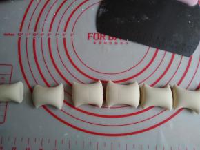 将白色面团搓长，分成6-7份