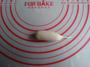 将面团搓成圆柱形，再把其中一端搓出长长的主根，记着，未操作的面团需要盖上保鲜膜，防止风干