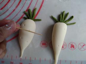 再用牙签在萝卜身上扎几个眼