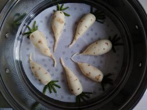 做好后放在蒸屉里，在温暖的地方发酵30分钟左右，具体发酵时间要根据馒头胚发酵的情况而定