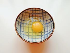 鸡蛋打散备用。