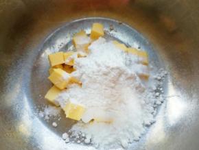 黄油室温软化后切成小块，加入糖粉和盐。