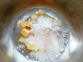 黄油室温软化后切成小块，加入糖粉和盐。