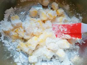 用硅胶刮铲翻拌均匀，以免打发的时候糖粉乱飞。