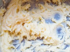 用电动打蛋器将黄油打发至蓬松状态。