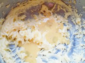 分两次加入蛋液，打发至蛋液和黄油完全融合，碗底留出来一点点蛋液备用。