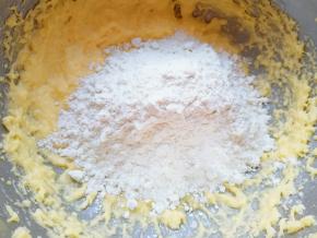 加入低筋面粉和泡打粉。