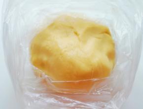 先用硅胶刮刀翻拌均匀，再揉成光滑的面团，装进保鲜袋放入冰箱冷藏15分钟左右。