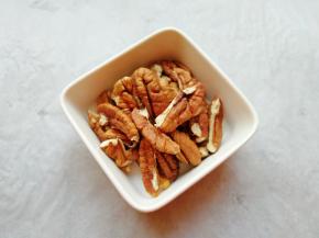 准备好碧根果仁(我用的是生的碧根果，因为碧根果仁比较容易熟，如果用熟的碧根果，在曲奇饼干的烤制过程中会烤糊)。