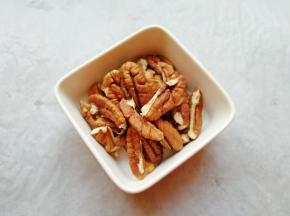 准备好碧根果仁(我用的是生的碧根果，因为碧根果仁比较容易熟，如果用熟的碧根果，在曲奇饼干的烤制过程中会烤糊)。