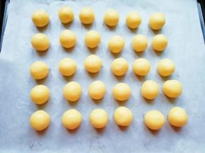 饼干面团分成8g一份搓成小圆球。