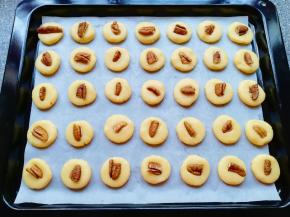 依次做好剩下的饼干，码在烤盘上。