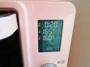 选择烤箱的“饼干”功能，上管165度下管160度烤20分钟左右。