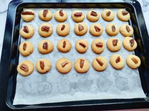 碧根果曲奇饼干出炉啦！在晾凉的过程中就被小丫头吃掉了好几块。