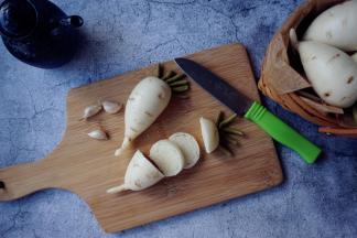 锅里的水烧开后，放上蒸屉，转中小火蒸13分钟左右，蒸好后继续焖5分钟再开盖