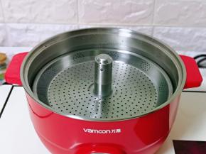 万慕升降锅中加入水，水量不要超过最高位，盖上盖子，按火锅键，大火烧开。