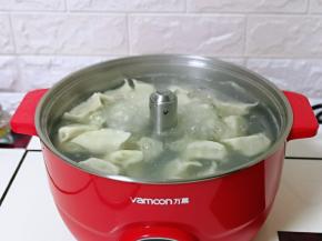 待水烧开后，下饺子，吃多少煮多少。