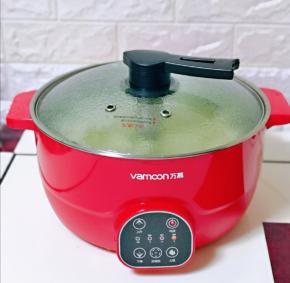 盖上盖子煮沸，再将盖子打开煮，煮熟的饺子状态是漂浮在水面上就可以啦！