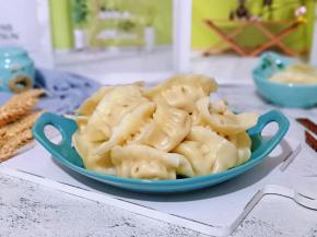 首次尝试自己擀饺子皮包饺子。