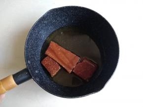 红糖块和160克清水倒入锅中，用小火煮至糖融化