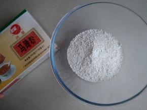 200克的马蹄粉倒入盆中