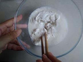 140克清水倒入马蹄粉中