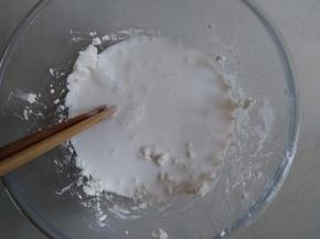 先取步骤4中做好的230克马蹄浓浆，和160克清水搅拌均匀,成马蹄粉浆，剩余的110克的马蹄浓浆待会用来调椰浆的