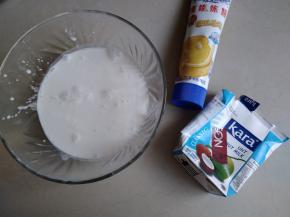 将椰浆和炼奶拌匀