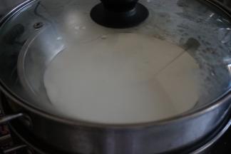 再勺入一勺椰浆粉浆，蒸5分钟。依次间隔蒸，最后一层也是红糖粉浆，蒸的时间最长