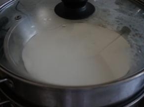 再勺入一勺椰浆粉浆，蒸5分钟。依次间隔蒸，最后一层也是红糖粉浆，蒸的时间最长