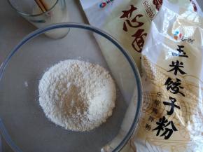 糖和酵母溶于温水中，面粉、玉米粉和奶粉都倒入和面盆里。添加玉米饺子粉，是因为这样和出来的面团才有一点点偏黄，会更偏向土豆的颜色