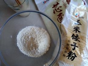 糖和酵母溶于温水中，面粉、玉米粉和奶粉都倒入和面盆里。添加玉米饺子粉，是因为这样和出来的面团才有一点点偏黄，会更偏向土豆的颜色